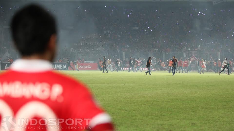 Bambang Pamungkas tertegun melihat kerusuhan yang dilakukan oknum suporter di laga Persija Jakarta vs Sriwijaya FC, Jumat (24/06/16).